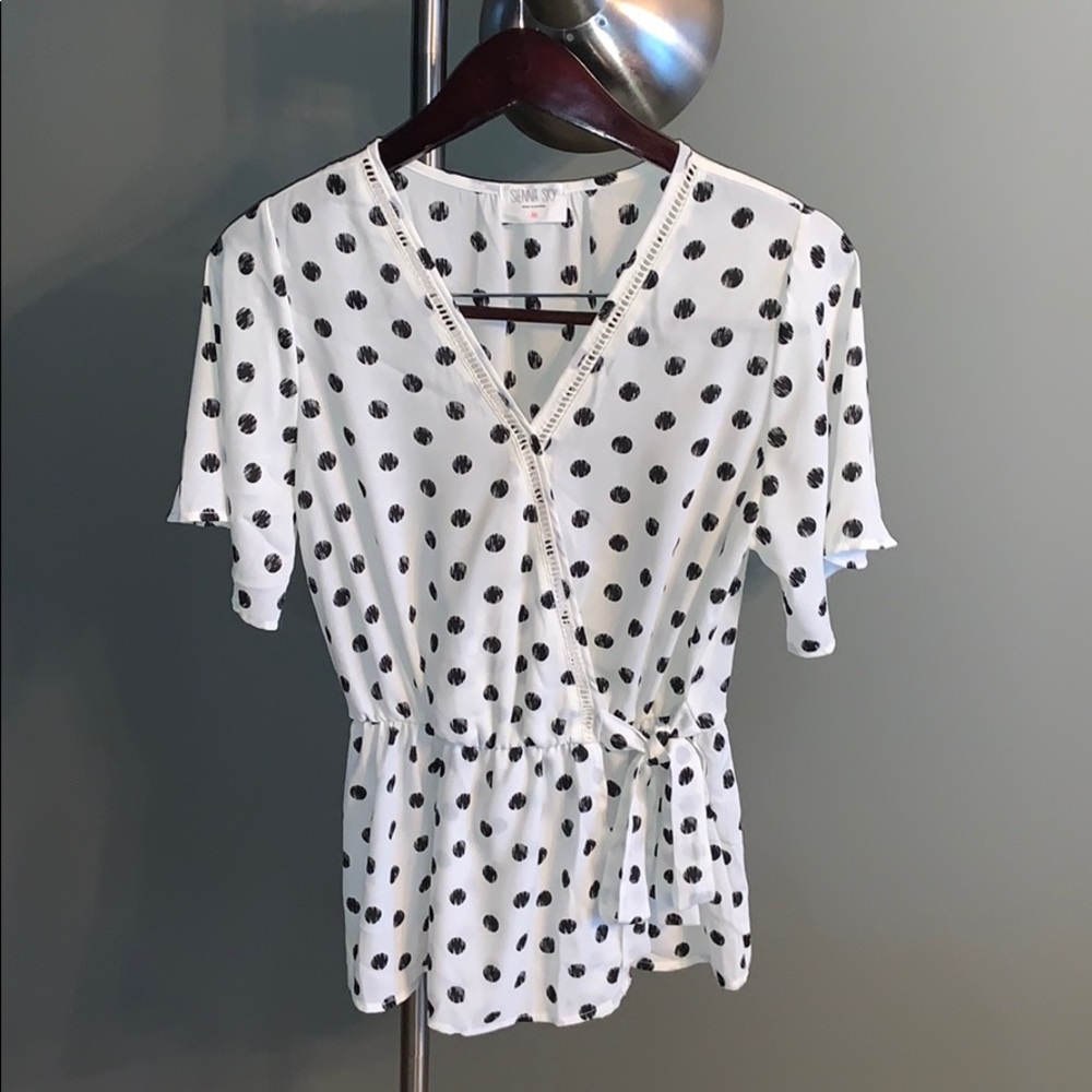 Adorable white and black polka dot blouse NWOT